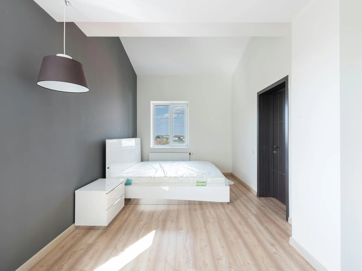 bedroom-painting-minimalist-bedroom-dark-bath-decorators Dark feature wall in minimalist Bath bedroom painted by Bath Decorators