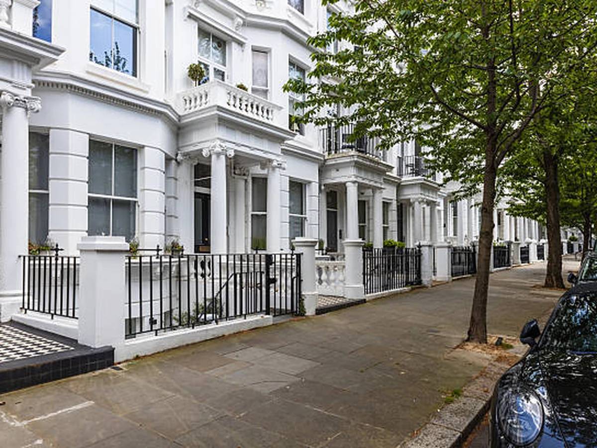 exterior-painting-white-stucco-victorian-bath-decorators White stucco Victorian house exterior painting in Bath by Bath Decorators