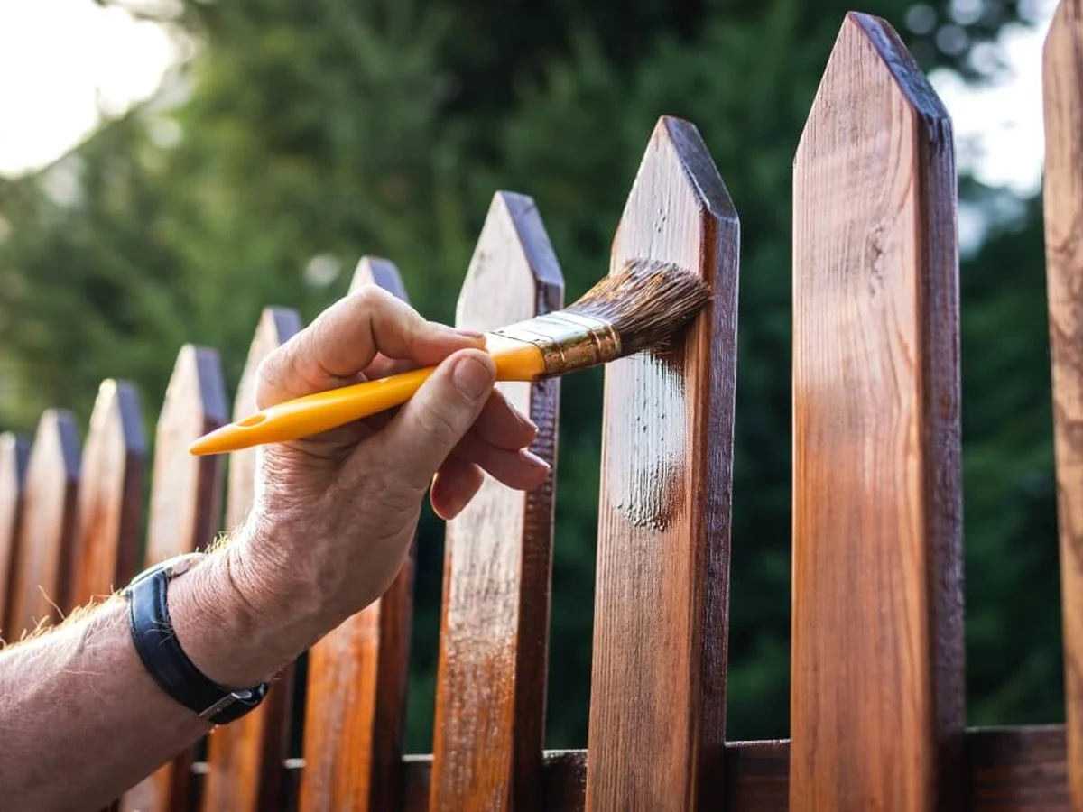 fence-painting-hand-wooden-picket-bath-decorators Hand painting a wooden picket fence in Bath by Bath Decorators