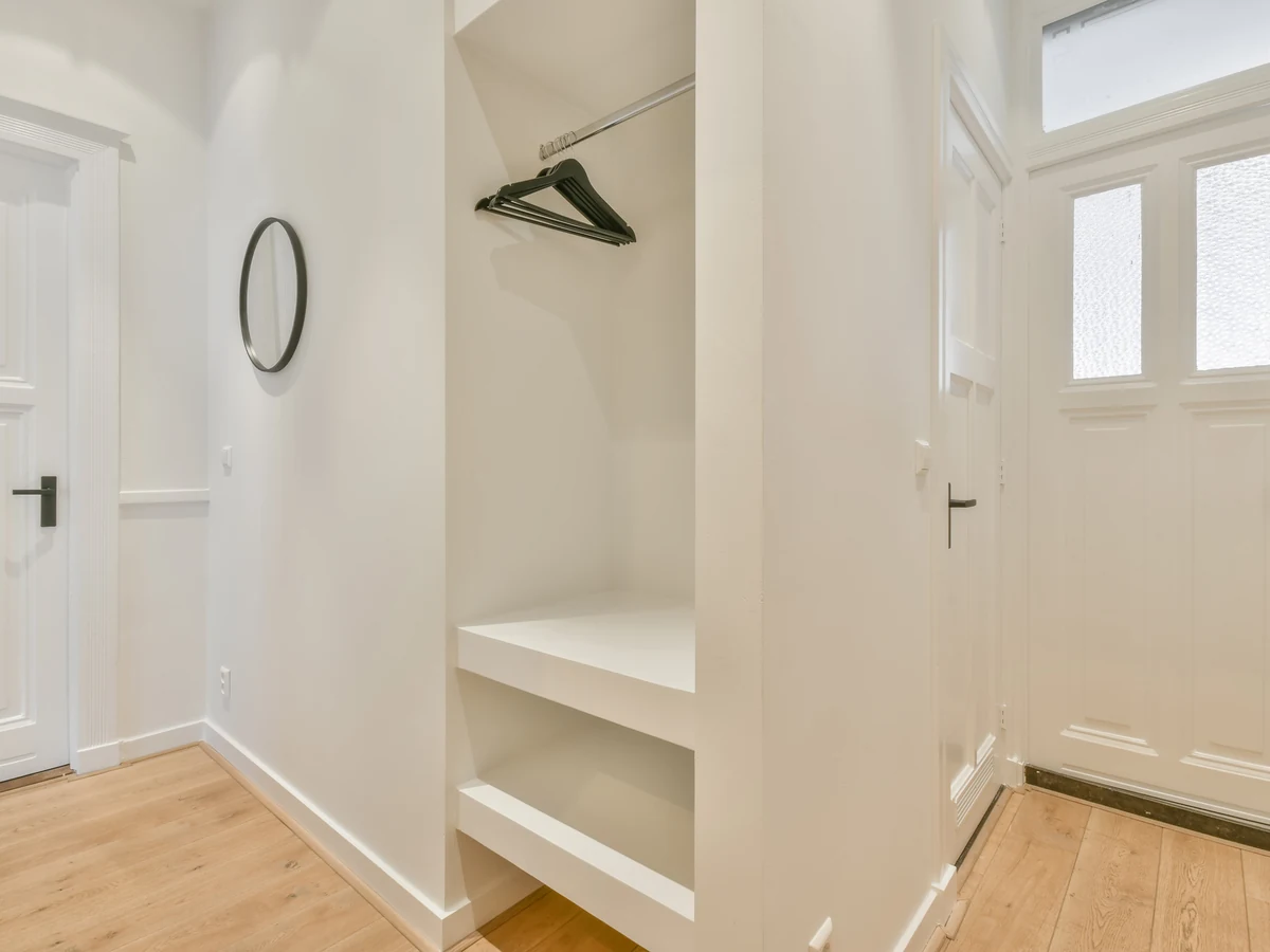 hallway-painting-minimalist-white-hallway-bath-decorators Minimalist white hallway painting in Bath by Bath Decorators